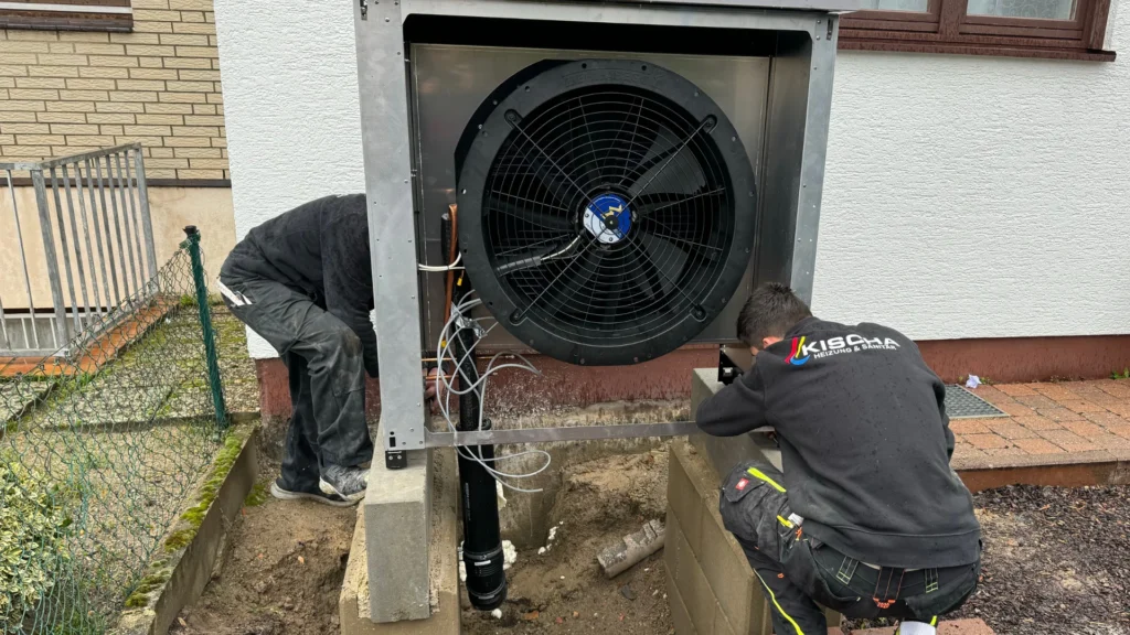 Monteur bei der Installation einer WÃ¤rmepumpe