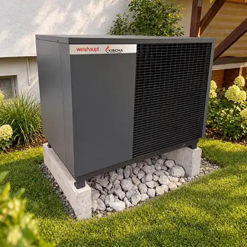 Weishaupt WÃ¤rmepumpe im Garten eines Einfamilienhauses